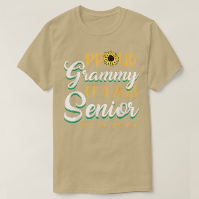 Camiseta Proud Grammy Of A 2023 Senior IM Not Crying YouRe  (Frente do Design)