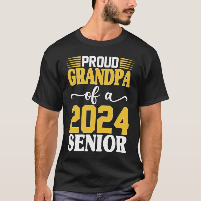 Camiseta Proud Grandpa Of A 2024 Senior Graduation Class Of (Frente)