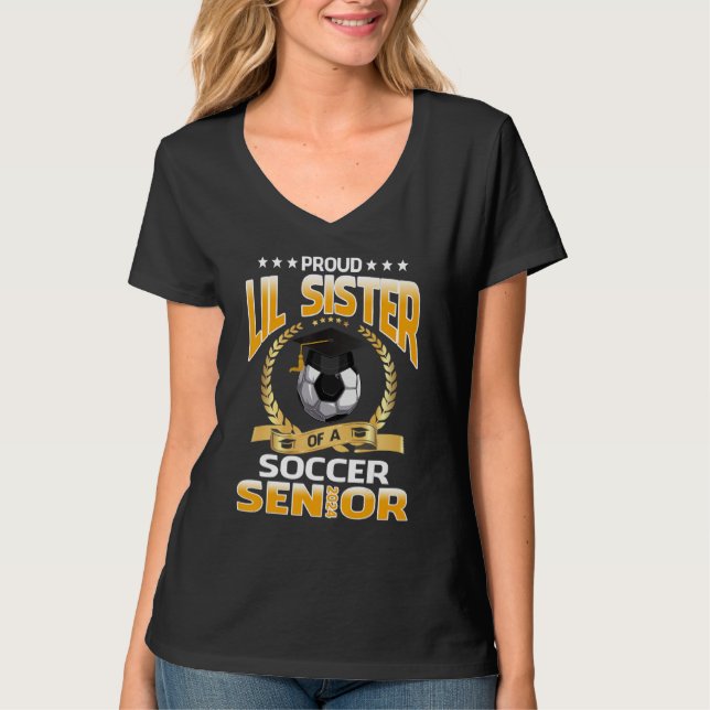Camiseta Proud Lil Sister Of A Soccer Senior 2024 Graduatio (Frente)