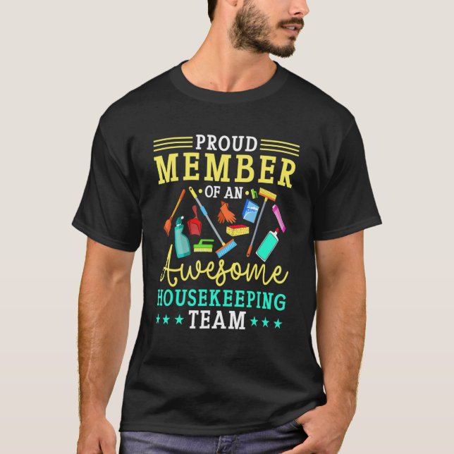 Camiseta Proud Member Of An Awesome Housekeeping Team (Frente)