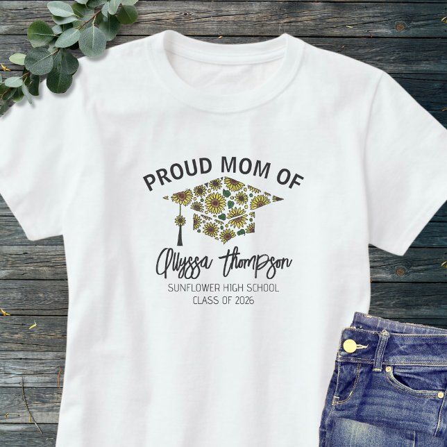 Camiseta Proud Mom 2026 Graduate Name Floral Graduation Cap (Criador carregado)