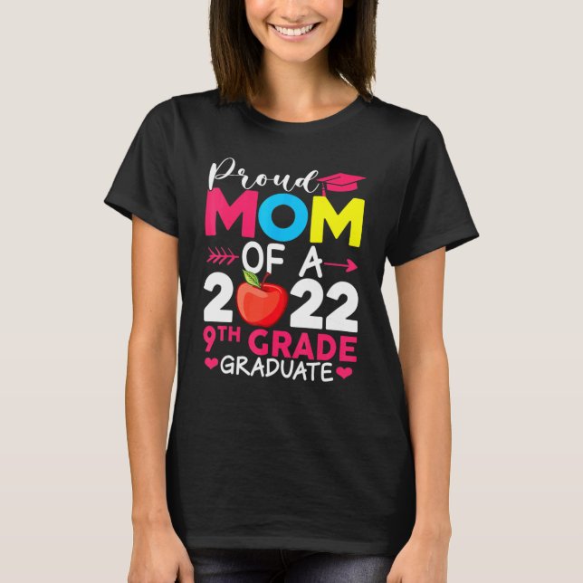 Camiseta Proud Mom Class Of 2022 Phd 9th Grade Graduate Doc (Frente)