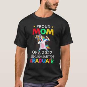 Camiseta Proud Mom Of A 2022 Kindergarten Graduate Unicorn