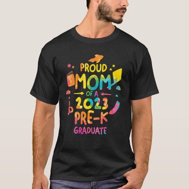 Camiseta Proud Mom Of A 2023 Pre K Graduate Graduation (Frente)