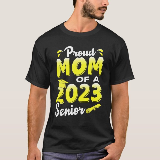 Camiseta Proud Mom Of A 2023 Senior Funny Graduation (Frente)