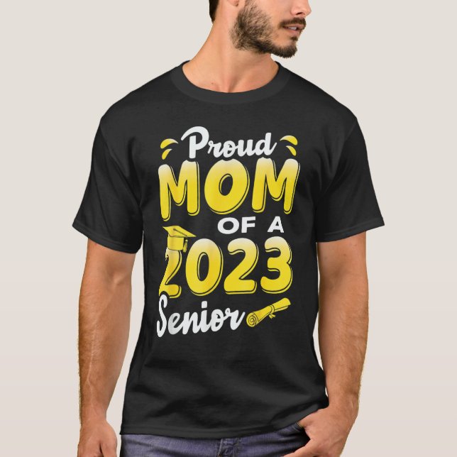 Camiseta Proud Mom Of A 2023 Senior Funny Graduation_1 (Frente)
