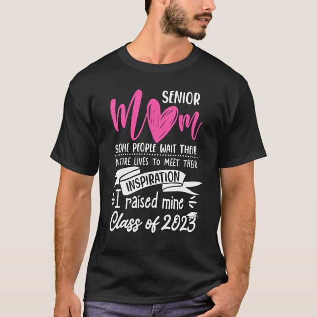 Camiseta Proud Mom Of A 2023 Senior Graduation Senior Mom 2 (Frente)