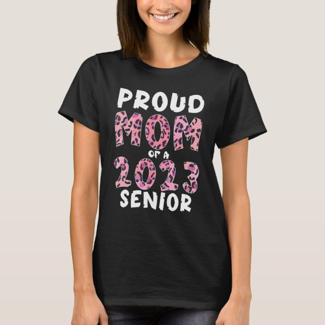 Camiseta Proud Mom Of A 2023 Senior  Leopard Pink Skin (Frente)