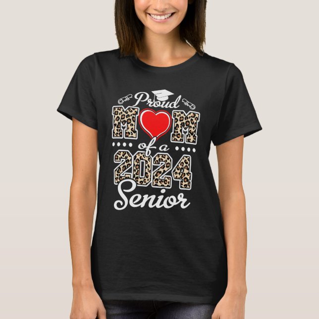 Camiseta Proud Mom of a 2024 Senior 24 Heart Leopard Gradua (Frente)