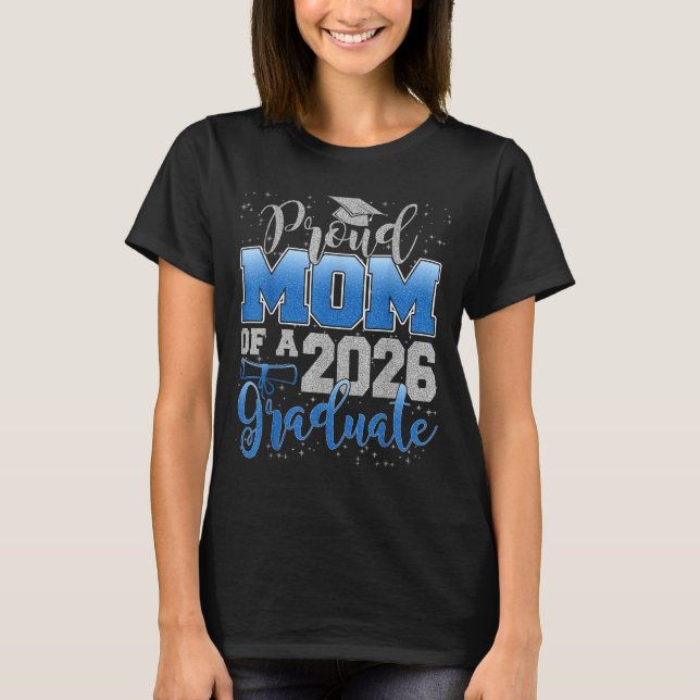 Camiseta Proud Mom Of A Cl Of 2026 Graduate Senior Graduati (Frente)