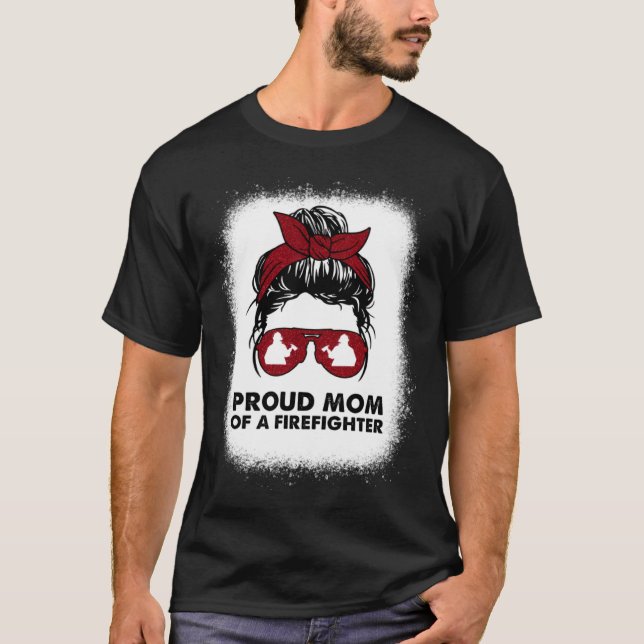 Camiseta Proud Mom of a Firefighter Bleached Messy Bun Us F (Frente)