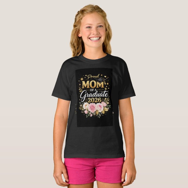 Camiseta Proud Mom of a Graduate 2026 – Elegant Gold & Flor (Frente Completa)