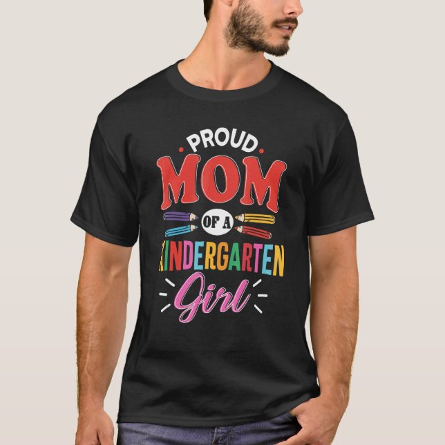 Camiseta Proud Mom Of A Kindergarten Girl First Day Back To (Frente)