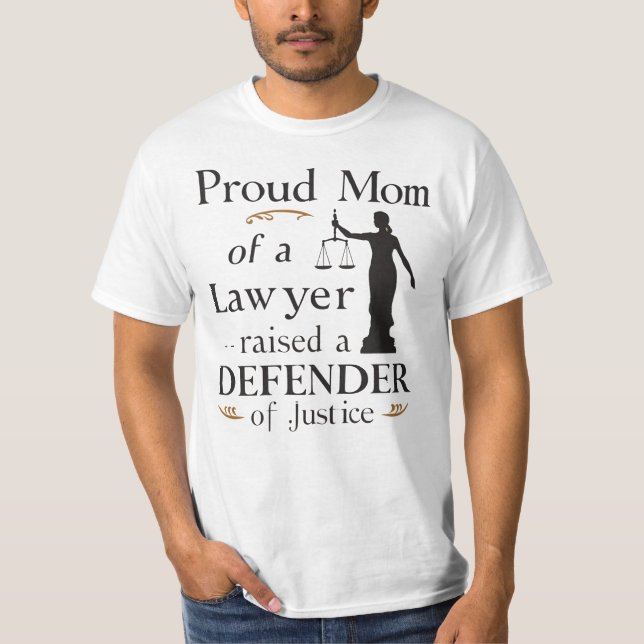 Camiseta Proud Mom of a Lawyer,Raised a Defender of Justice (Frente)