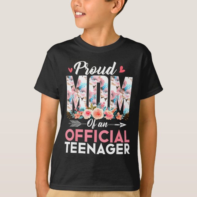 Camiseta Proud Mom Of Teenager 13th Birthday Gift Girls Tee (Frente)