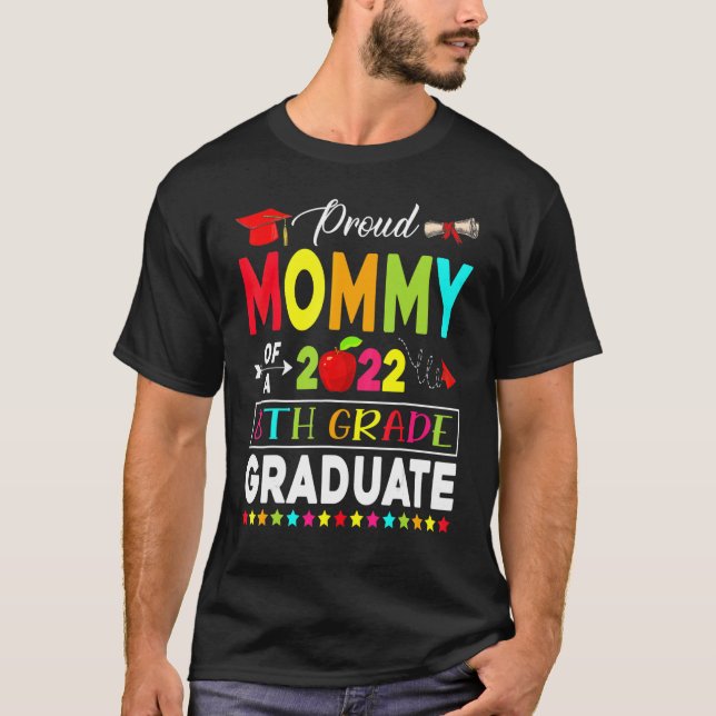 Camiseta Proud Mommy Of A Class Of 2022 8th Grade Graduate (Frente)