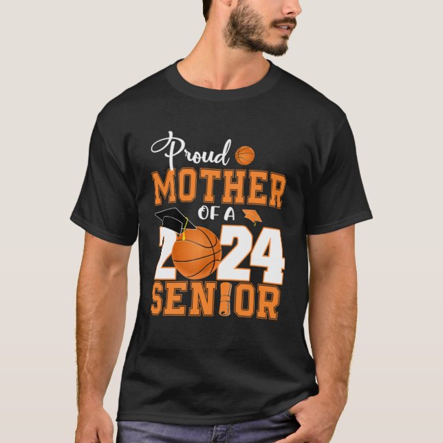Camiseta Proud Mother Of A 2024 Senior Basketball Graduatio (Frente)
