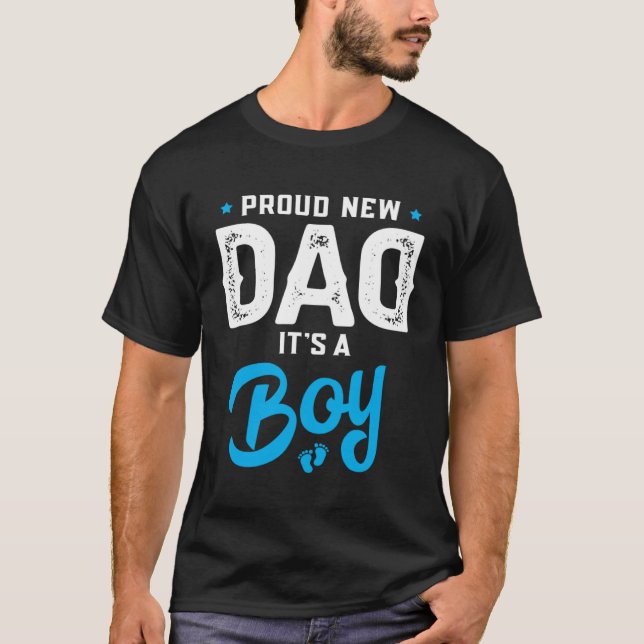 Camiseta Proud New Dad Its A Boy Promoted to Daddy Gender R (Frente)