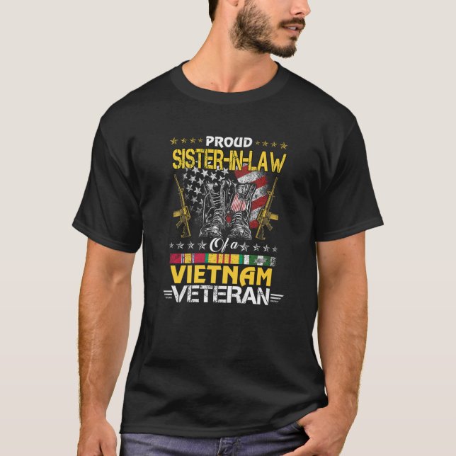 Camiseta Proud Sister in Law of A Vietnam Veteran US Flag P (Frente)