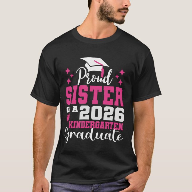 Camiseta Proud Sister of Kindergarten Graduate 2026 Graduat (Frente)