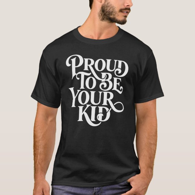 Camiseta Proud to Be Your Kid – Decorative Serif Stack (Frente)