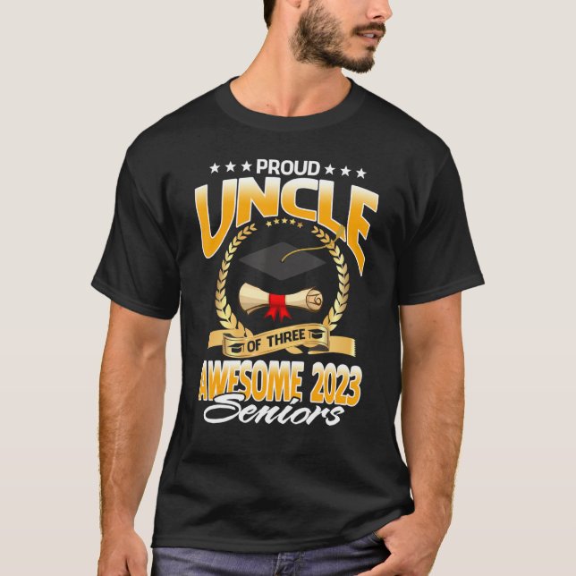 Camiseta Proud Uncle Of Three Awesome 2023 Seniors (Frente)