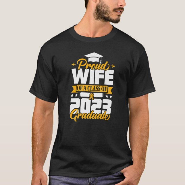Camiseta Proud Wife of A Class of 2023 Graduation Senior 20 (Frente)