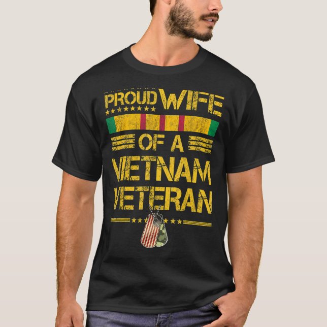 Camiseta Proud Wife Of A Vietnam Veteran My Husband Is A He (Frente)