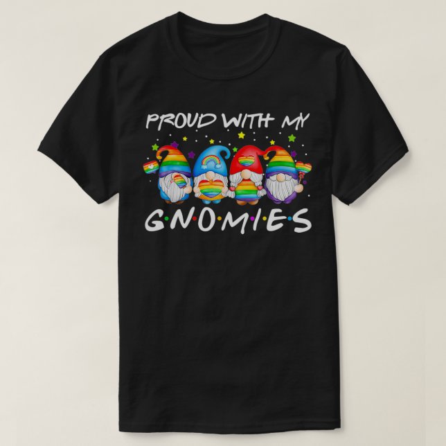 Camiseta Proud With My Gnomies Heart Rainbow LGBT Gay Lesbi (Frente do Design)
