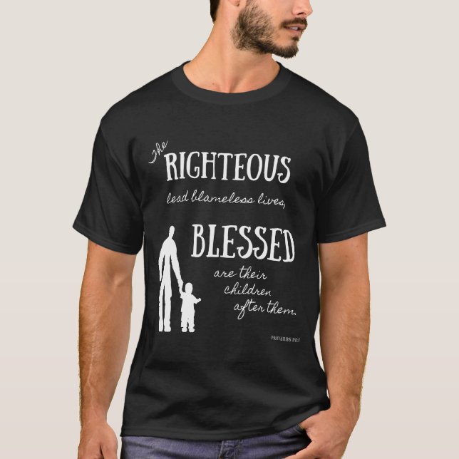 Camiseta Proverbs 20:7 Verso Bíblia para Pais Cristãos (Frente)