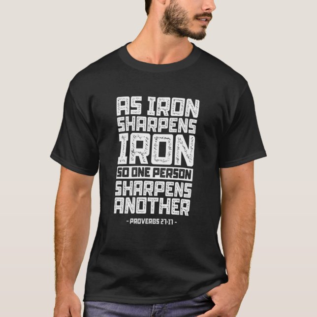 Camiseta Proverbs 2717 - Bíblia Cotação: Rel de Escrituras  (Frente)