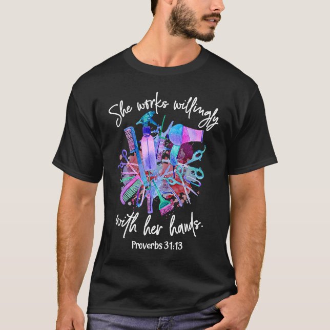 Camiseta Proverbs 3113 Hairdresser She works willing with h (Frente)