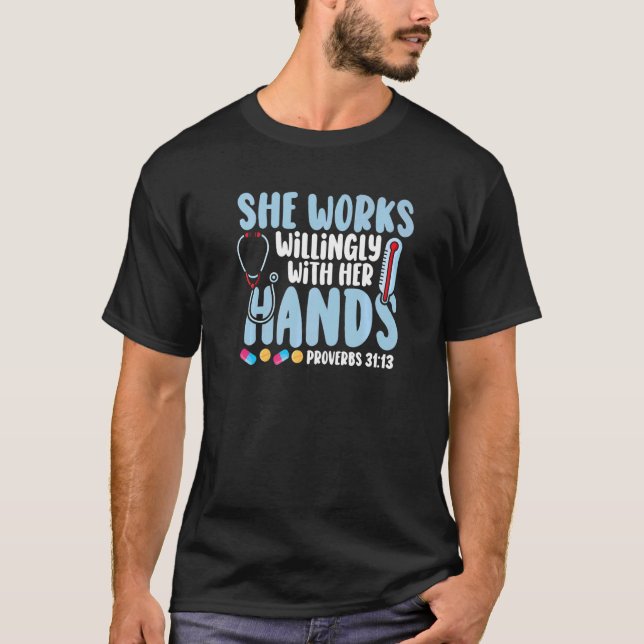Camiseta Proverbs 31 Ela Trabalha Com Disposição Com As Mão (Frente)