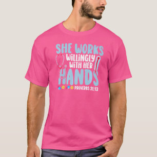 Camiseta Proverbs 31 Ela Trabalha Com Disposição Com As Mão