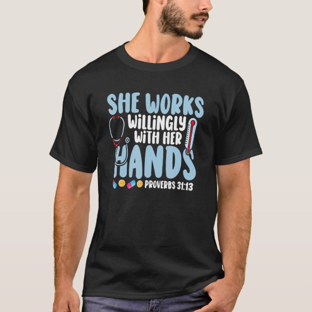 Camiseta Proverbs 31 She Works Willingly With Her Hands Nur (Frente)