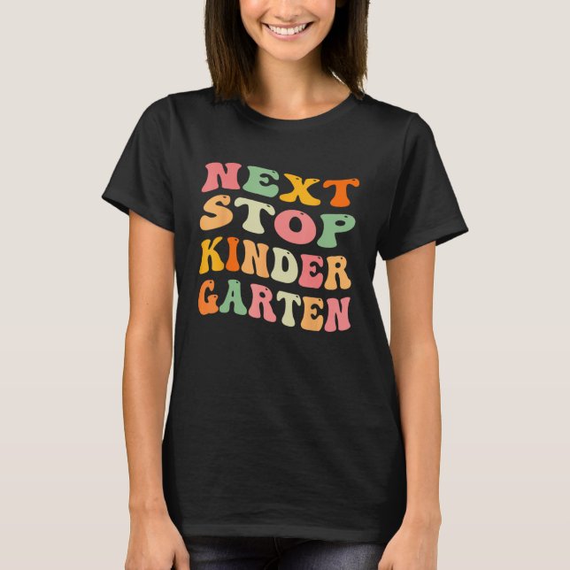 Camiseta Próxima Parada de Graduação de Groovy no Jardim de (Frente)