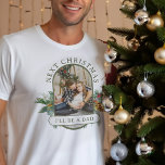 Camiseta Próximo Pai de Foto em Formato Lozenge de Natal<br><div class="desc">Pai para ser a Camisa de Foto de Natal, escrita com "No próximo Natal serei um Pai" com sotaques tradicionais de cone de pinho, pinho e pinho. As cores do texto e do plano de fundo podem ser alteradas na ferramenta design, se necessário. Sua foto é exibida no formato de...</div>