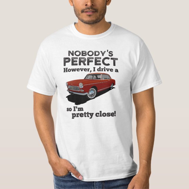 Camiseta Pug 404 Coupe - Ninguém é perfeito, mas... (Frente)