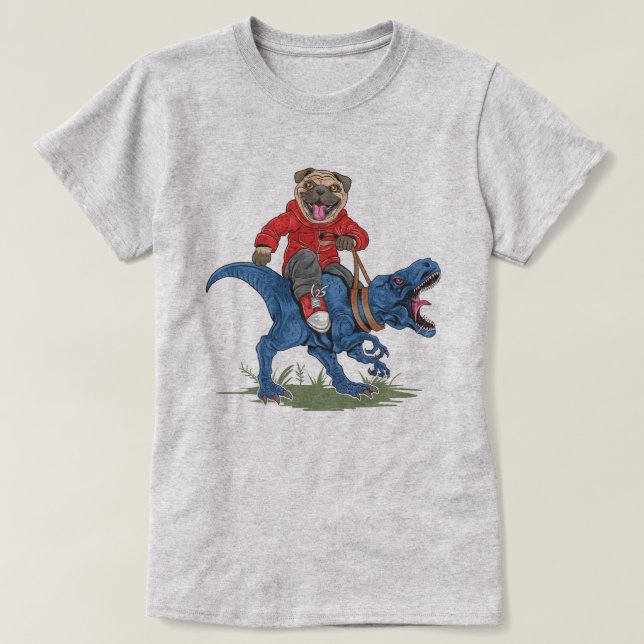 Camiseta Pug Dirigindo Um Dinossauro (Frente do Design)