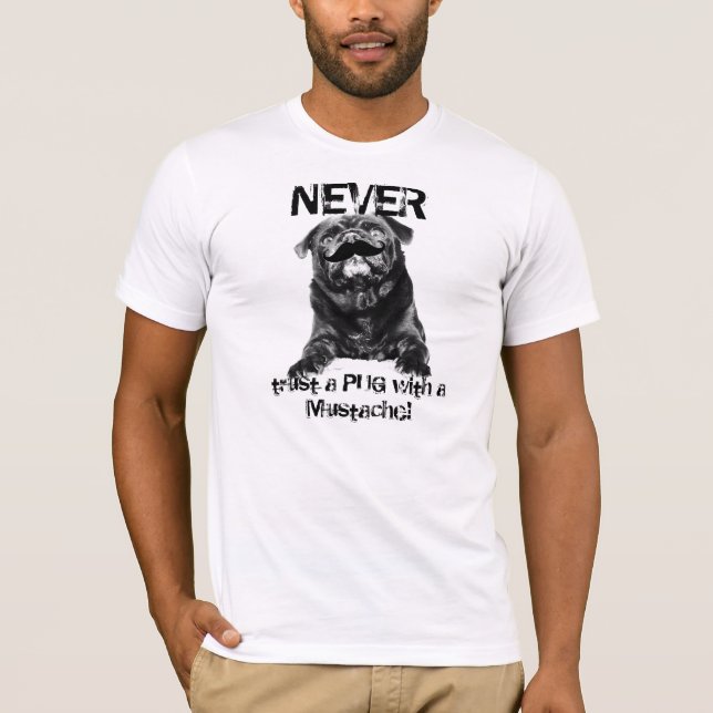 Camiseta Pug do bigode-- NUNCA confie um PUG com um bigode! (Frente)