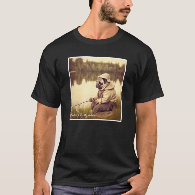 Camiseta Pug Fofo Pescando à Beira do Lago (Frente)