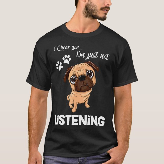 Camiseta Pug Não Ouço Você Ouvindo (Frente)