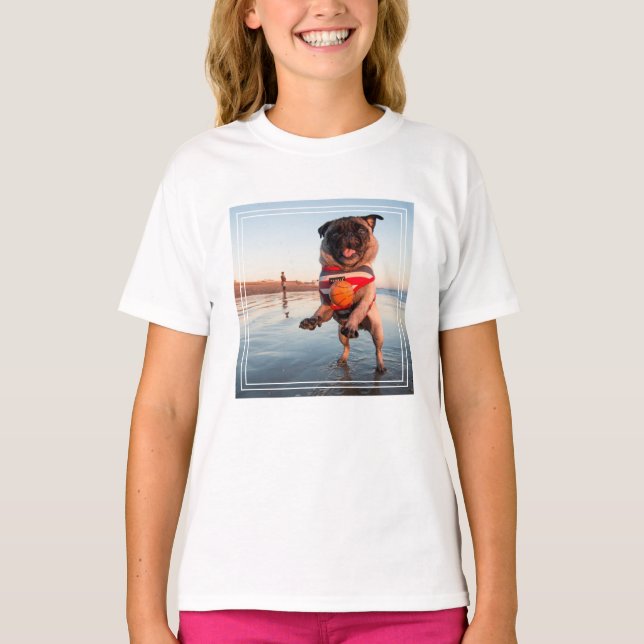 Camiseta Pug Playing Ball on Beach (Frente)