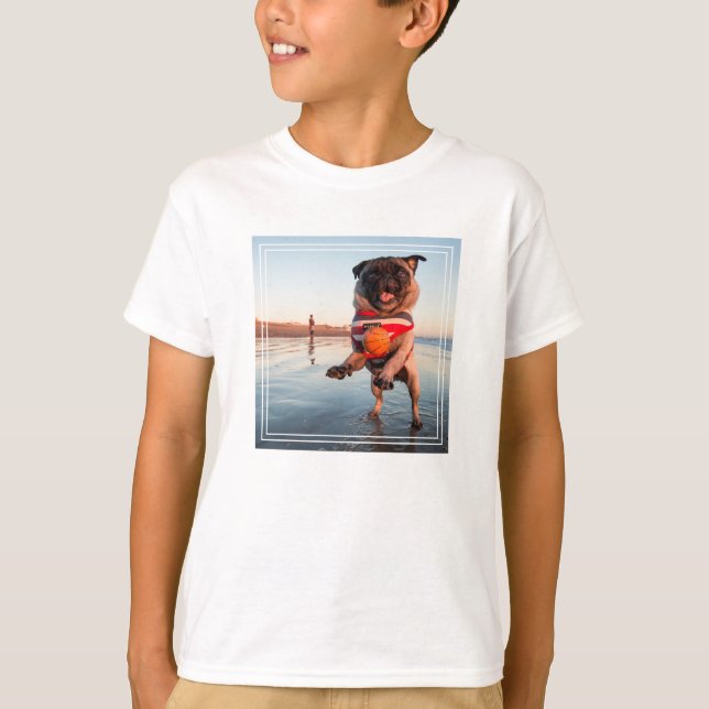 Camiseta Pug Playing Ball on Beach (Frente)