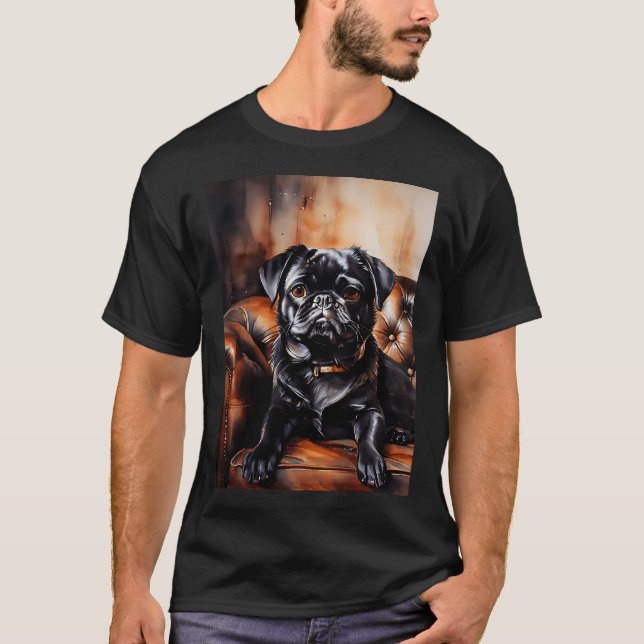 Camiseta Pug preto relaxando em um sofá de couro. (Frente)