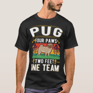Camiseta Pug quatro patas dois pés uma equipe