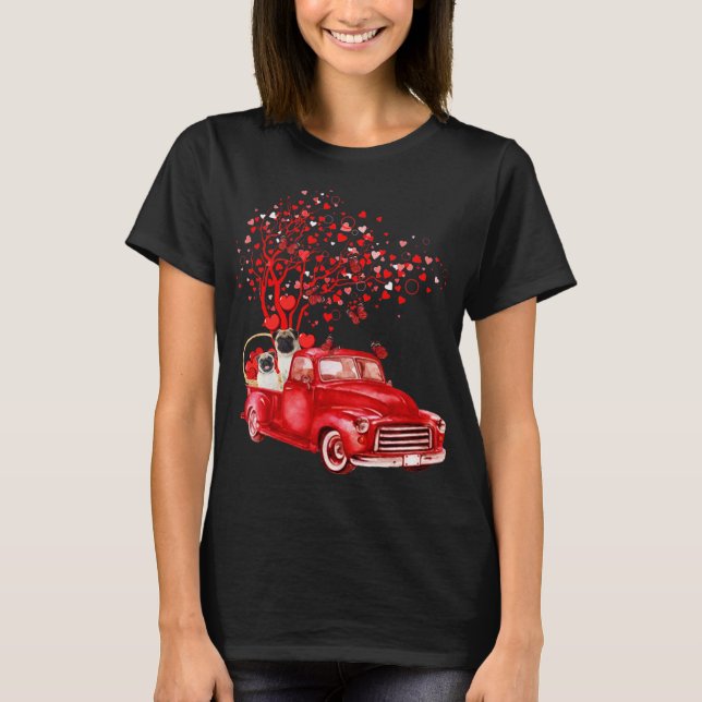 Camiseta Pug Riding Red Truck Namorados Borboleta Coração (Frente)