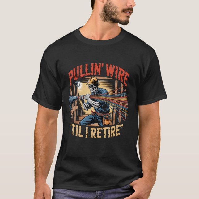Camiseta Pullin Wire Til I Retire O Skeleto Elétrico Engraç (Frente)