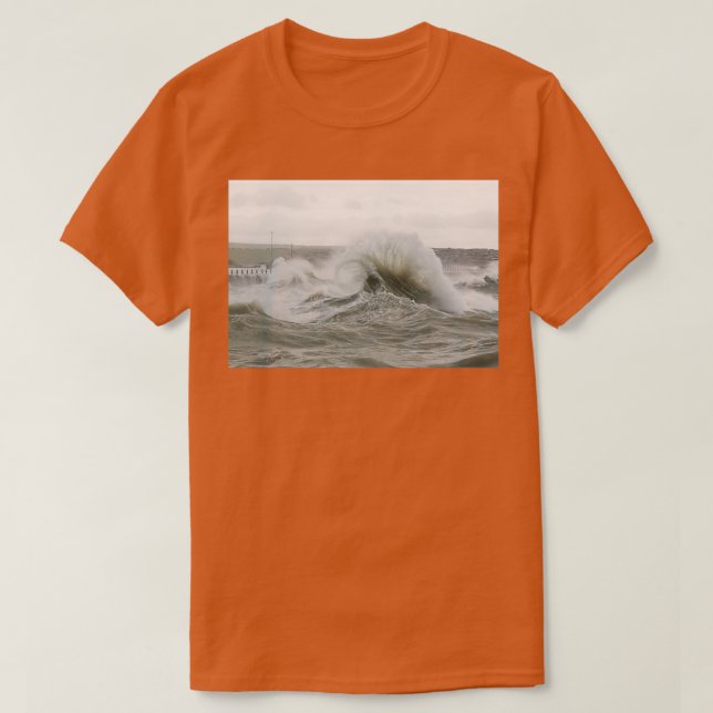 Camiseta Pulverização de Ondas Curvas no porto de Newhaven (Frente do Design)
