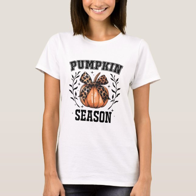 Camiseta Pumpkin Season Cozy Autumn Design (Frente)